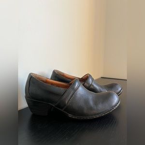 EUC Born. Black Pebbled Leather Slip-on Clogs D50903. Women’s size 9.